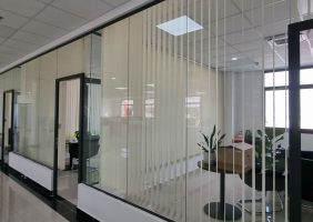 וילון חשמלי לעסק